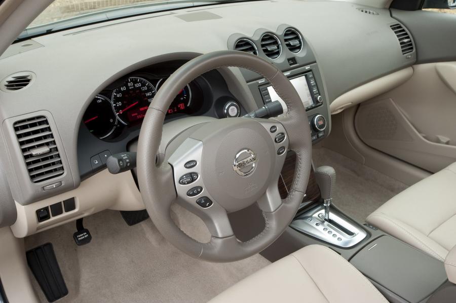  Nissan Altima Hybrid 2010 года  (фото 21 из 48)